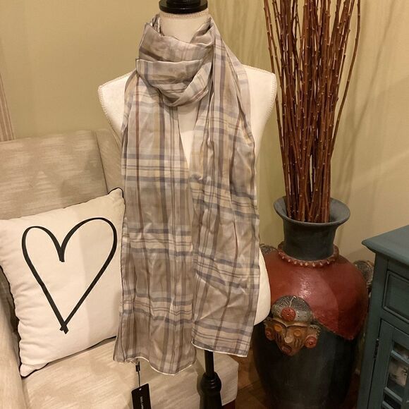 Dolce & Gabbana Accessories - NWT DOLCE & GABBANA 100% SILK SCARF 🤎